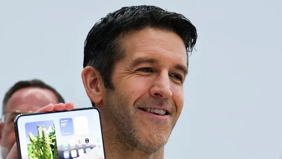 CEO Apple Ceritakan Perjalanan iPhone Duo Sejak 2011