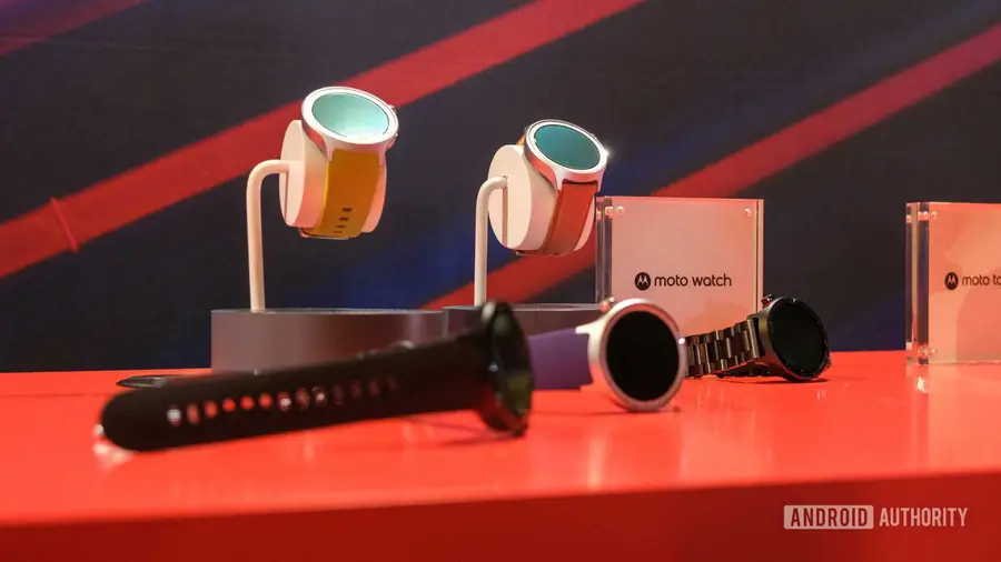 Moto Watch Ultra Siap Saingi Galaxy Watch Ultra 2