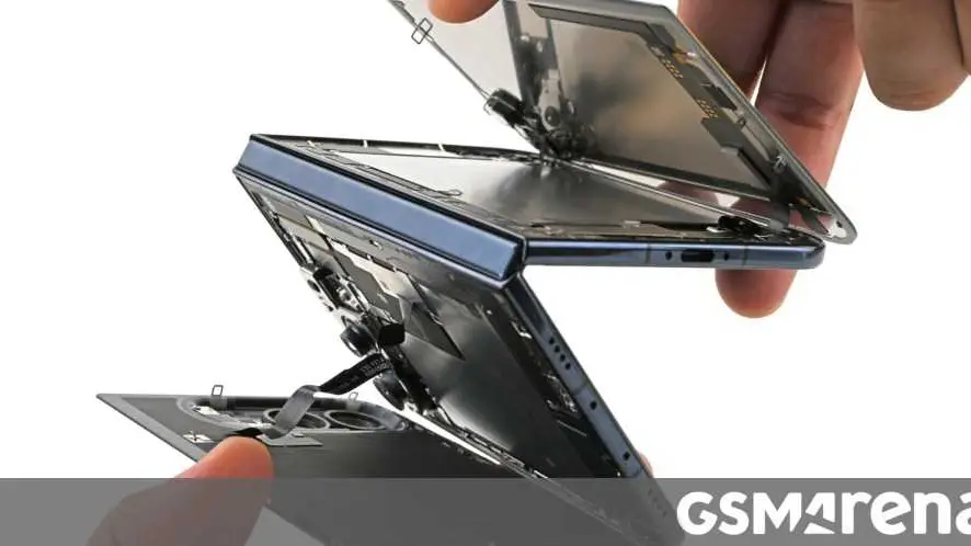 iPhone Duo Teardown Highlights Repairability and Hinge Concerns