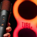 JBL Luncurkan Mikrofon Karaoke AI EasySing di Indonesia