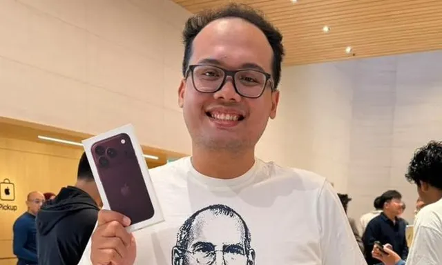 Apple Fan Travels to Malaysia for iPhone 18 Pro Burgundy